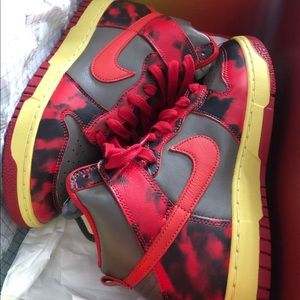 DUNK HIGH 1985 SP
"Acid Wash - Red"